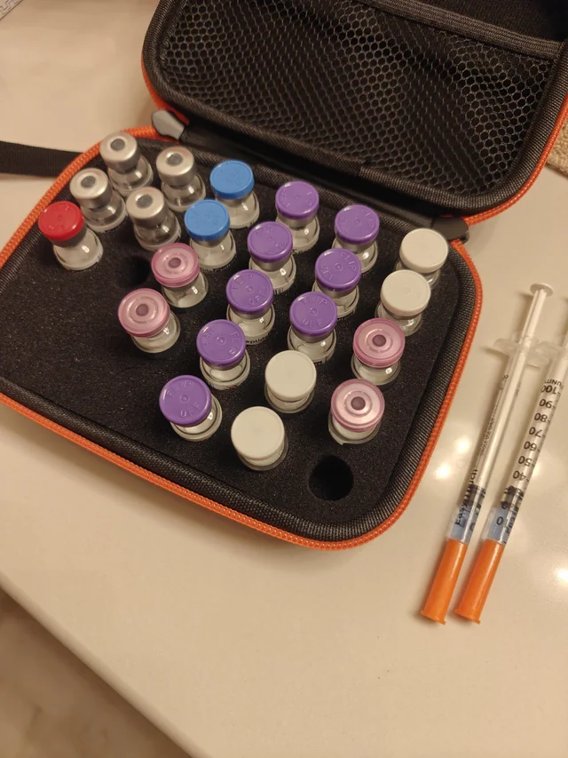 Flacons de peptides de recherche organisés dans un coffret de protection avec seringues